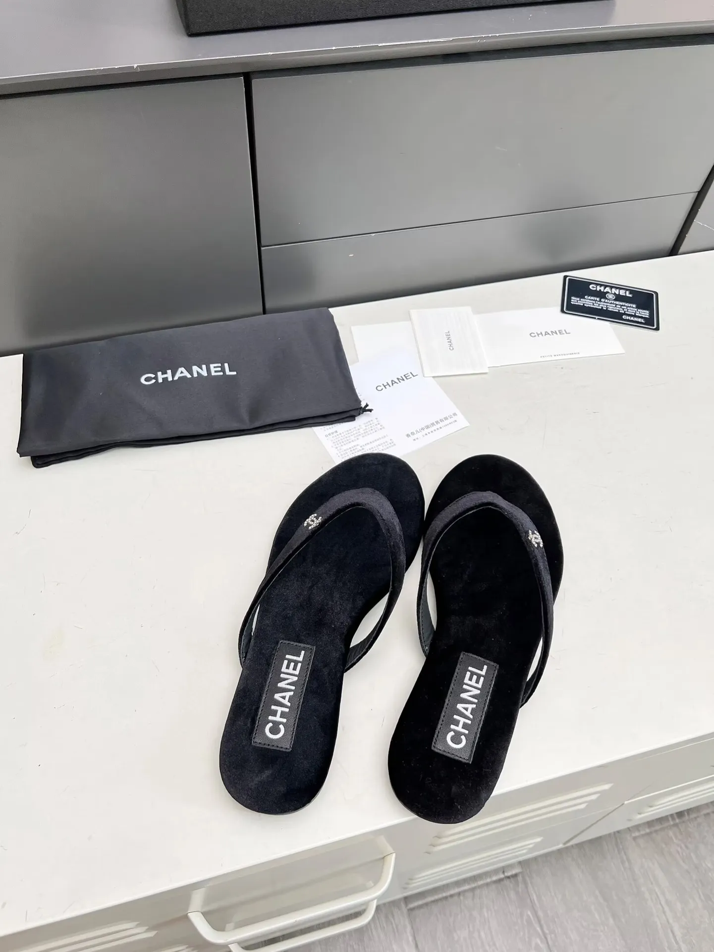 👟👟Ex-factory price 380👟👟 Chanel new spring and summer genuine leather outsole flip-flops✅ I was really moved by this shoe when I first saw it💓 I liked it at first sight [surprised], 😊 and it has Chanel’s classic diamond logo💎 Fabric: imported cowhide 🐂 Denim, velvet Lining: cow lining Color: black Code number: 35-41 (41 can be customized and non-returnable) Outsole: Made of genuine leather outsole Packaging: with card, cloth bag